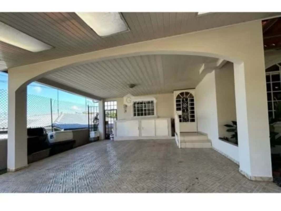 Hallway with decorative white grilles and console table in Villa Zaita house Panama