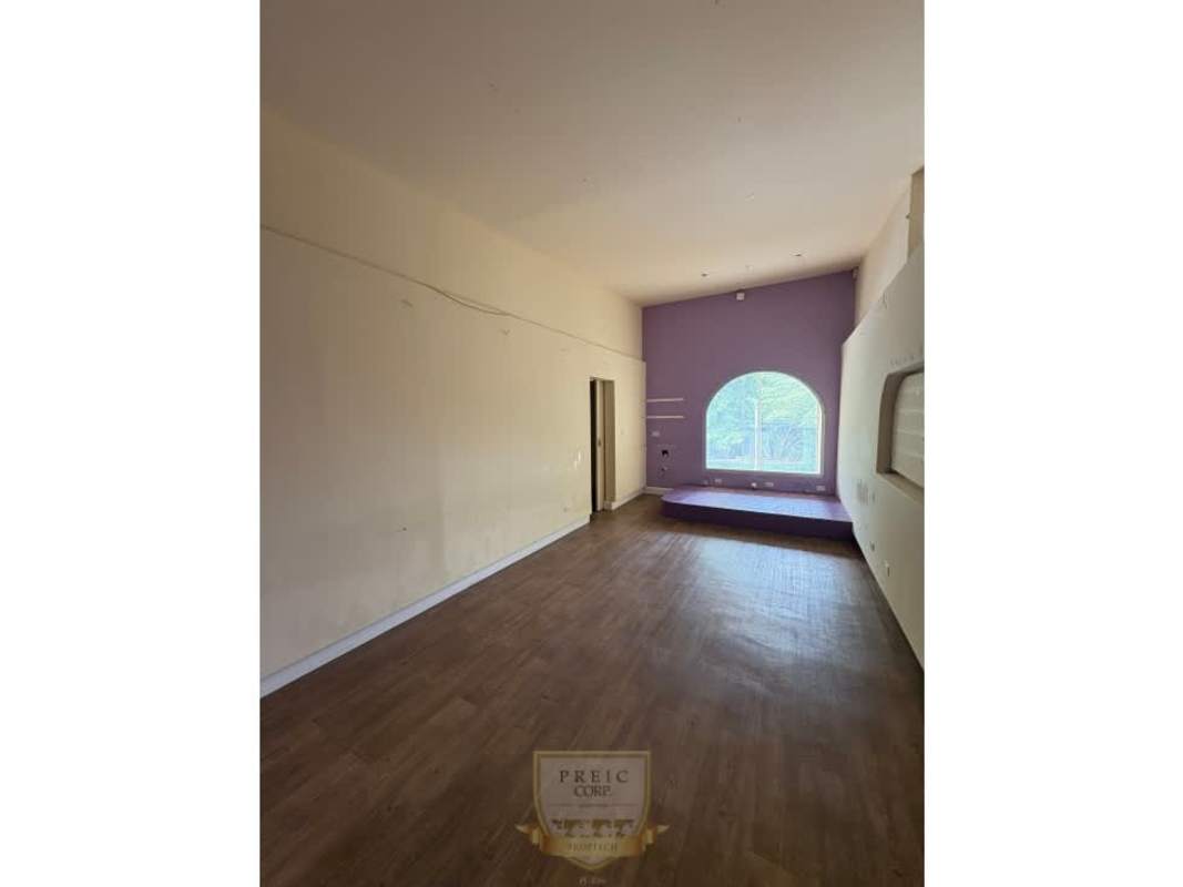 Spacious open retail interior with wood floors, split AC, accent wall for rent Plaza San Francisco Panama