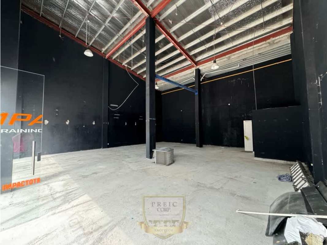 Empty double-height commercial warehouse with exposed beams and lighting in Plaza Obarrio Panama