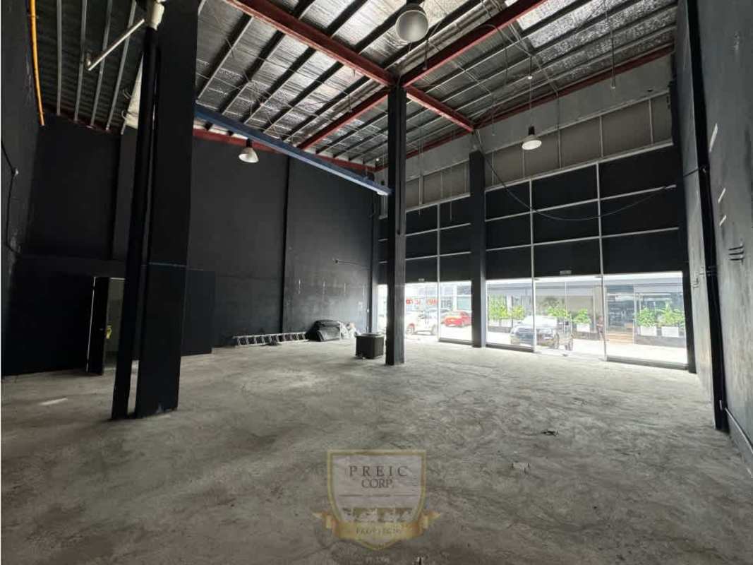 Large empty warehouse unit with concrete floor and natural lighting at Plaza Obarrio Panama