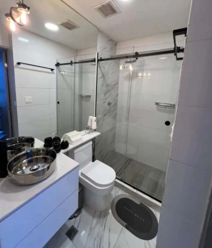 Modern bedroom with marble flooring, large ocean view window, split AC in PH BICSA Panama