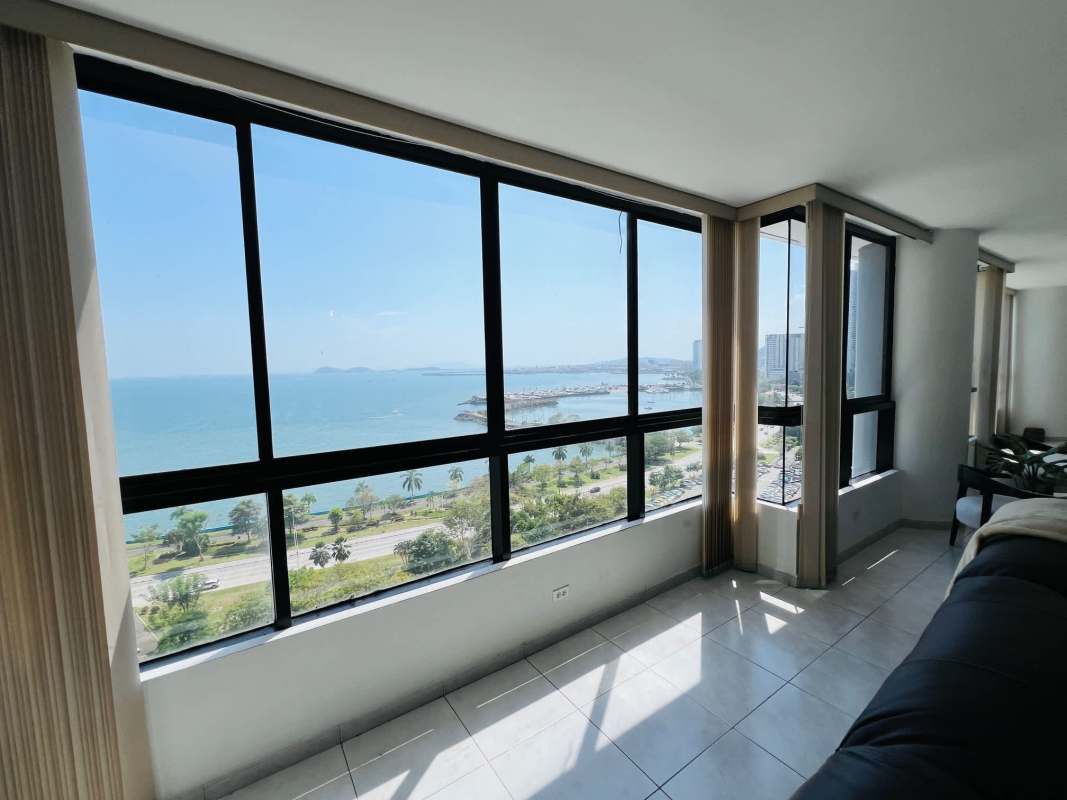 Rooftop infinity pool overlooking ocean and Panama City skyline PH Miami Avenida Balboa