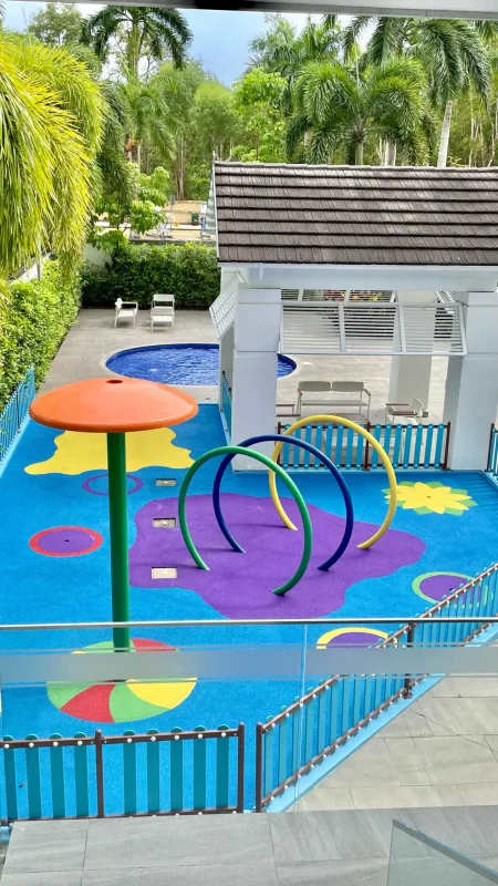 Spacious bedroom with floor-to-ceiling windows and ensuite bathroom at PH Acqua 1 Costa del Este