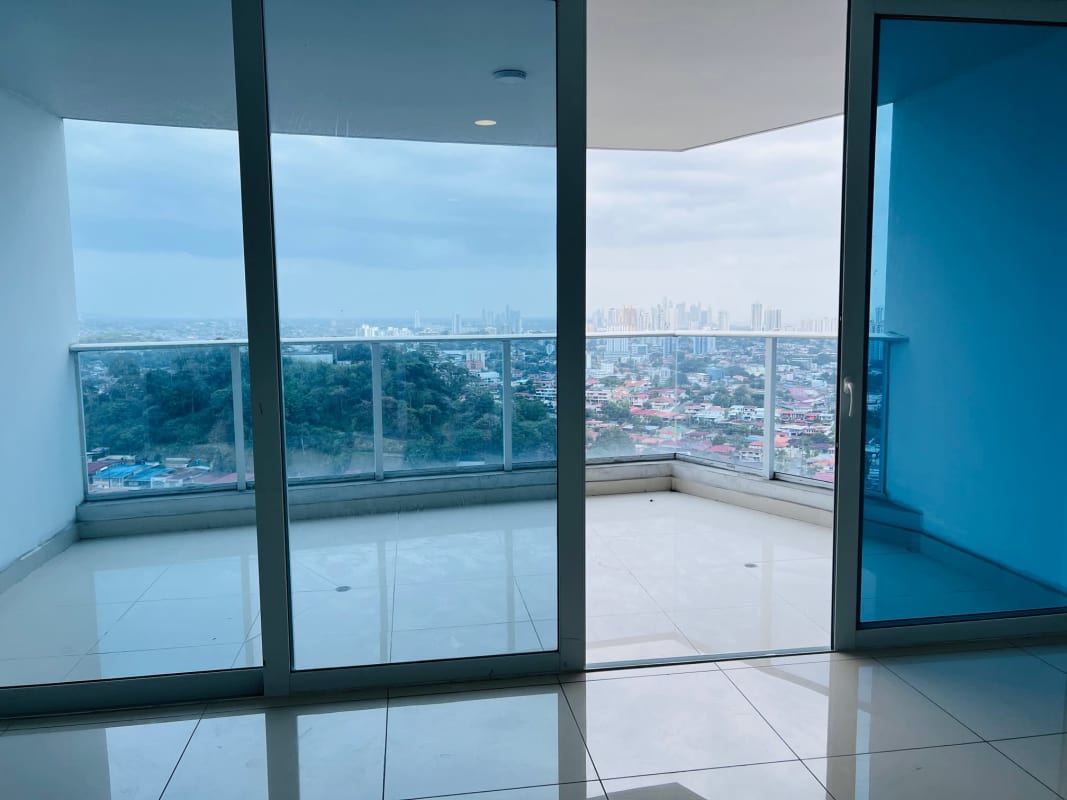 Rooftop infinity swimming pool with skyline views at Lexington Tower