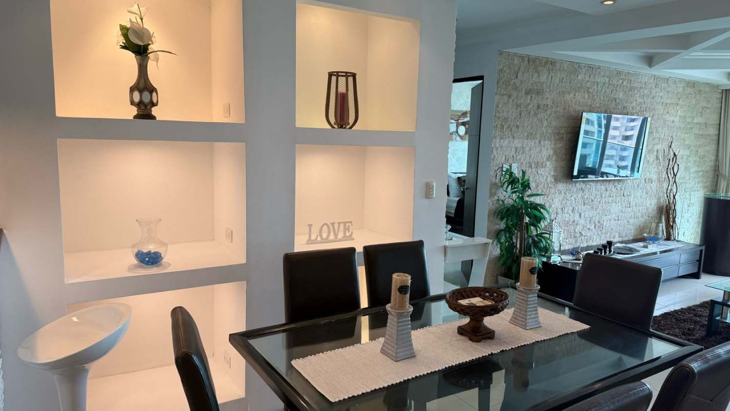 Dining space with panoramic ocean views in Punta Paitilla apartment