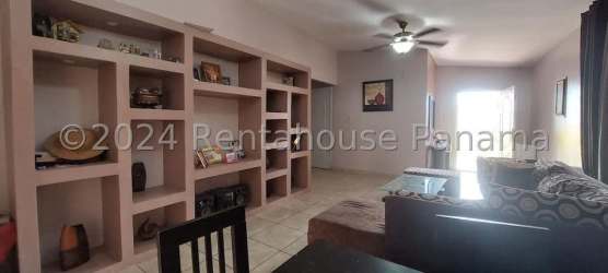 Large covered terrace ideal for outdoor living at Panama Oeste house Brisas del Golf