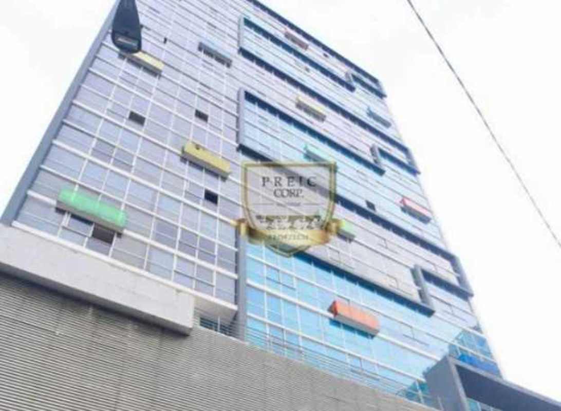 Spacious double-height living and dining area with panoramic windows in Vitro Loft Panama