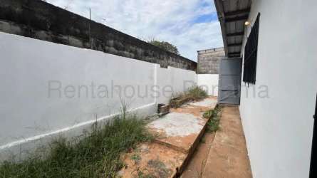 Residential street view with single-story homes, landscaping and covered porches in Panama Oeste