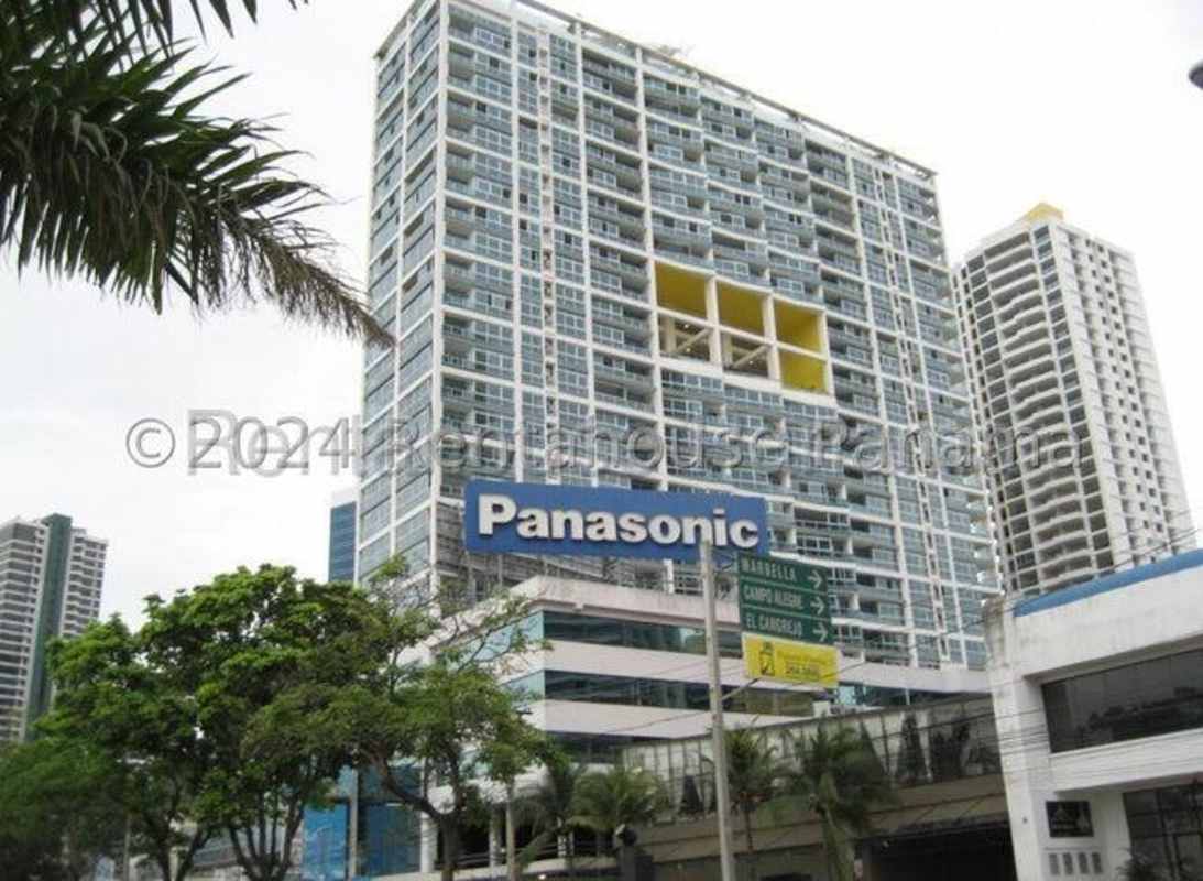 Spacious loft bedroom with panoramic glass windows and skyline views in PH Bayfront Tower Panama