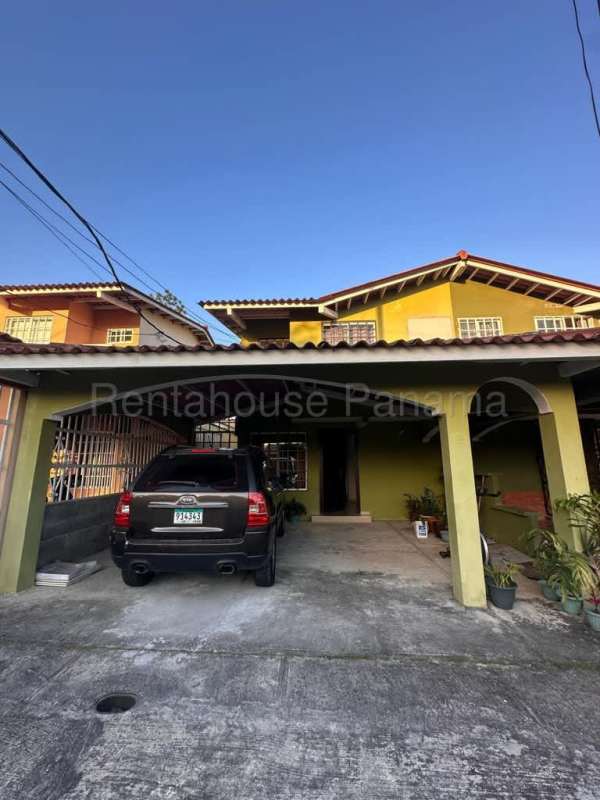 Bedroom with ceramic floors and window in duplex house Villa Eva Panama