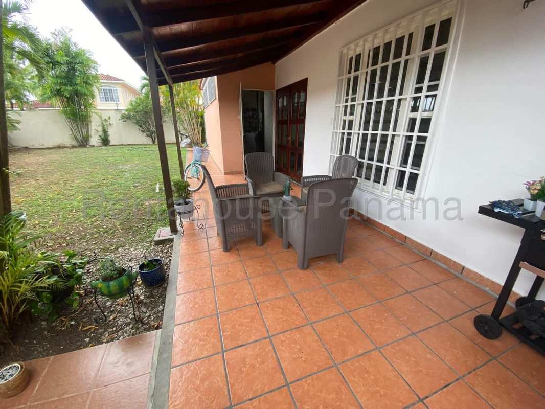 Spacious kitchen with granite countertops, wooden cabinets, stainless appliances in Villa Valencia Costa Sur Panama