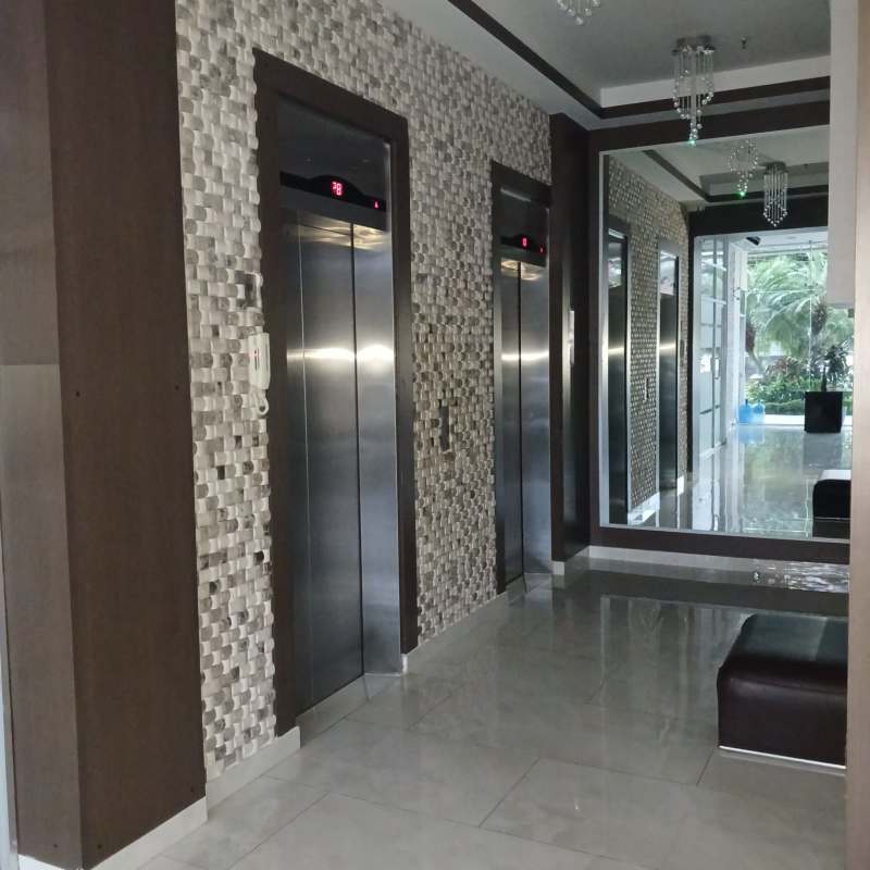 Elegant lobby entrance with elevators in PH Diamond Tower Panama