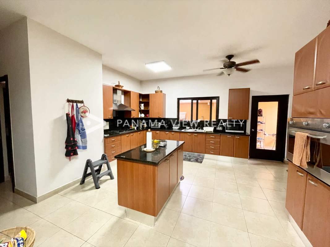 Large master bedroom walk-in closet en-suite jacuzzi bathroom in upscale Costa del Este home