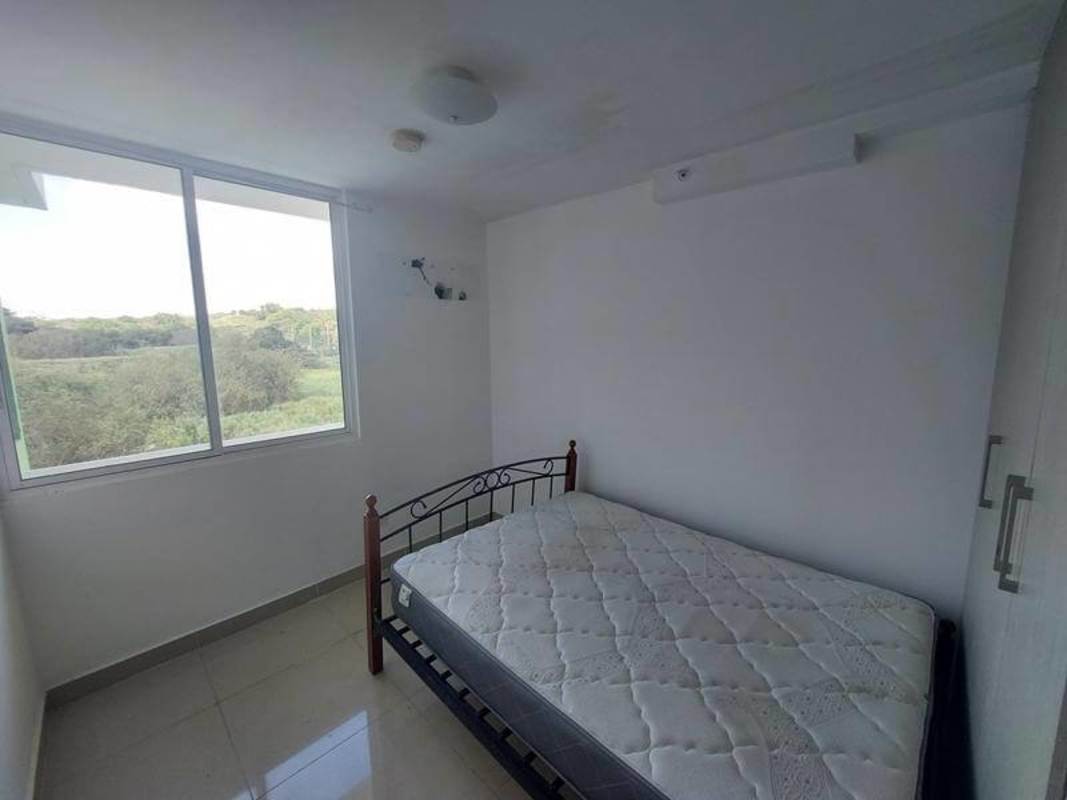 Simple bedroom with large window, wardrobe, tiled floor in PH Green Park Panama