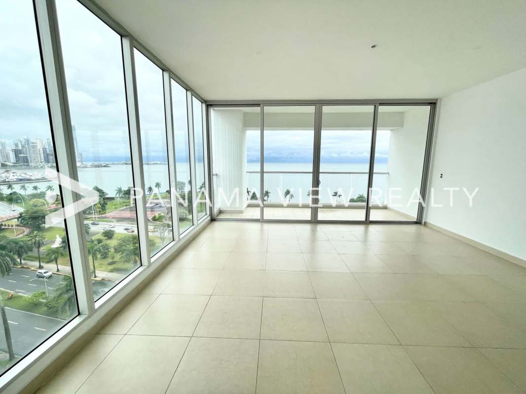 Open-concept modern kitchen with granite island and ocean view in PH Rivage Tower Panama