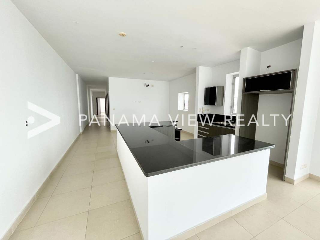 Luxury marble bathroom with bathtub and double vanity in PH Rivage Avenida Balboa Panama