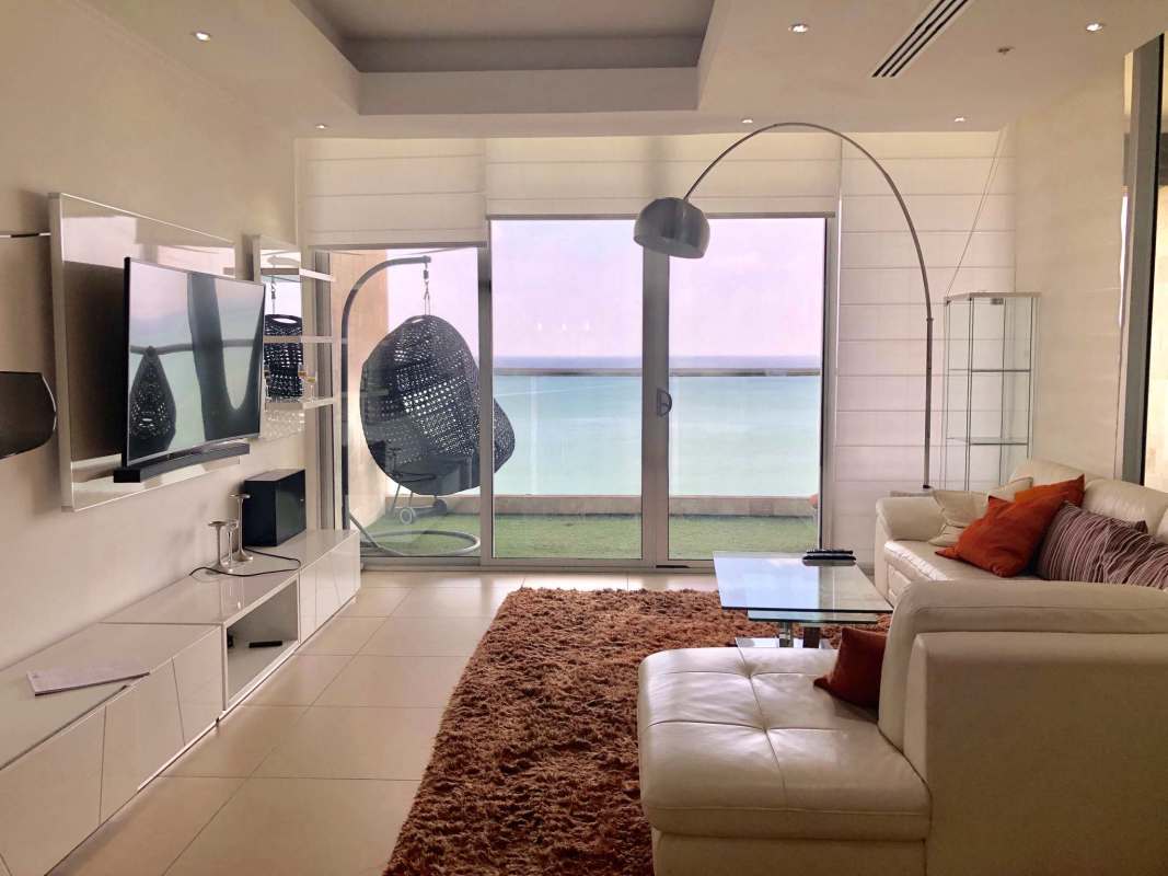 Glass balcony terrace with Pacific Ocean and Cinta Costera panorama Rivage Panama