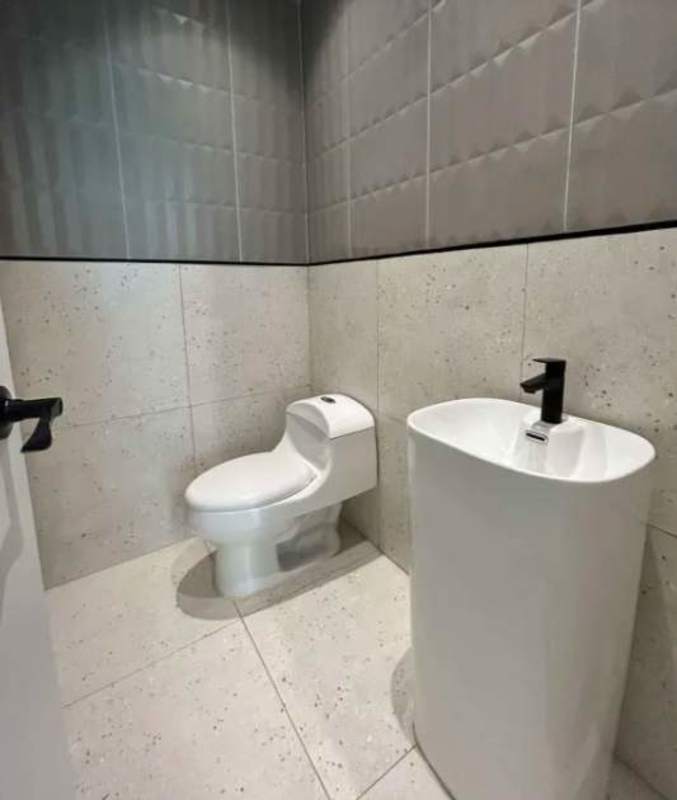 Spacious lobby in Financial Park Costa del Este with modern sculpture centerpiece and retail shops