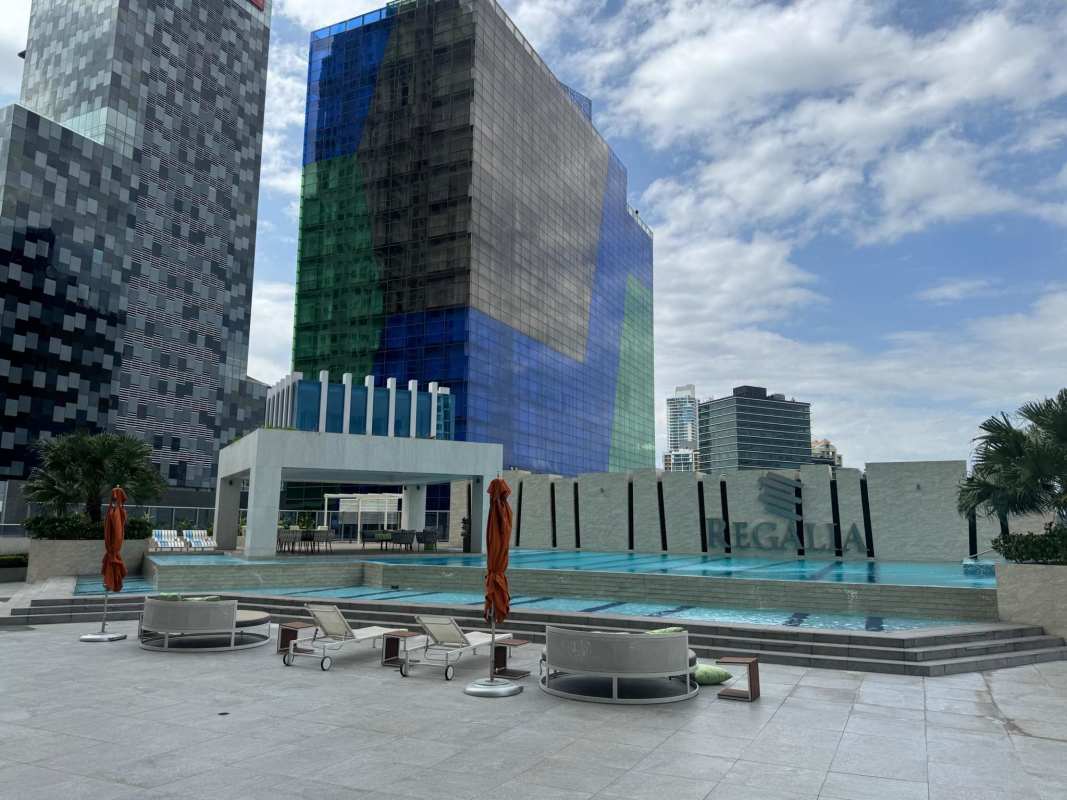 Modern infinity pool overlooking Panama City skyline at PH Regalia in Costa del Este