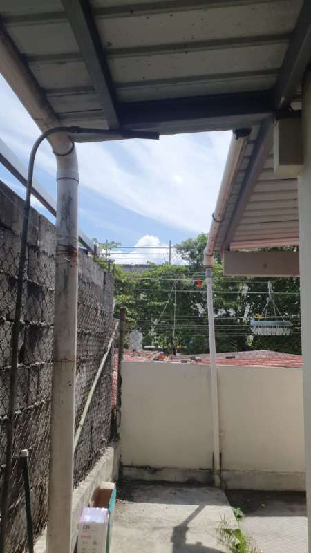 Enclosed yard with chain-link fence and metal roof Los Andes rental Panama