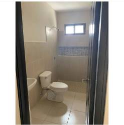 Minimalist laundry space with utility sink and window Residencial Piamonte David