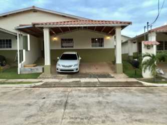 Dining room area furnished with table and chairs in Las Arboledas house La Chorrera