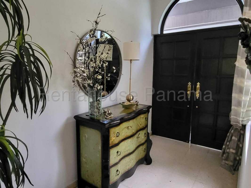 Classic entrance foyer with double doors and elegant decor in central house El Carmen Panama Realty