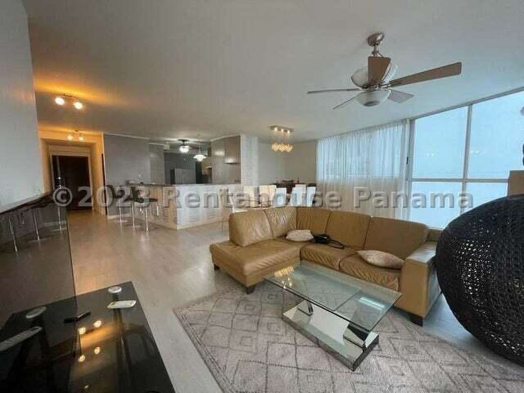 Large bedroom with city views, closet, porcelain floors PH San Francisco Bay Panama