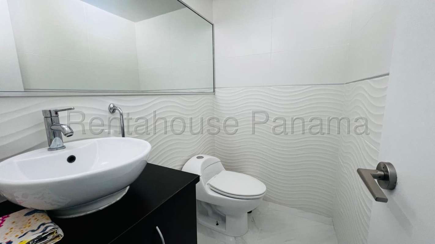 Spacious master bedroom with ocean and skyline views, ensuite bath, and walk-in closet in PH Coco del Mar Panama