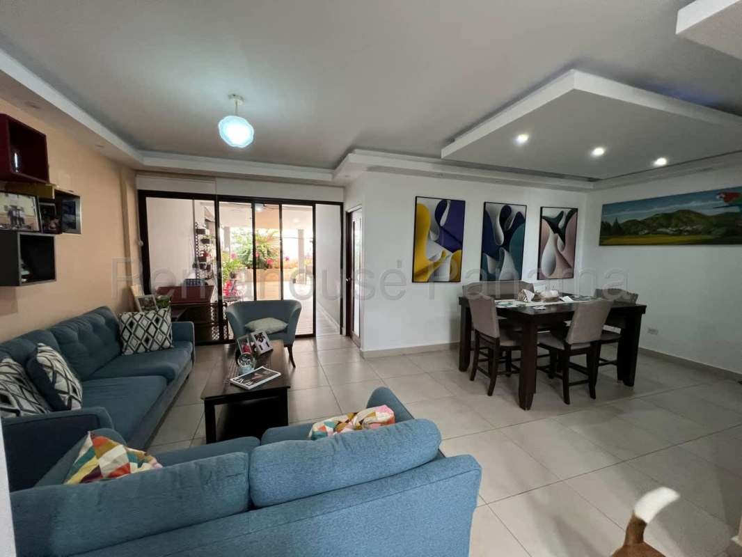 Modern kitchen granite countertops, stainless appliances PH Sierra Nevada Brisas del Golf