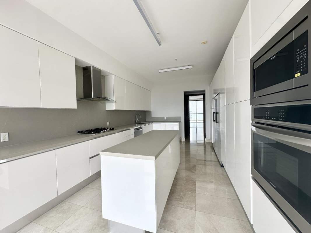 Master bedroom with walk-in closet, luxury finishes and golf course balcony view in PH Mansion One Santa María Panama