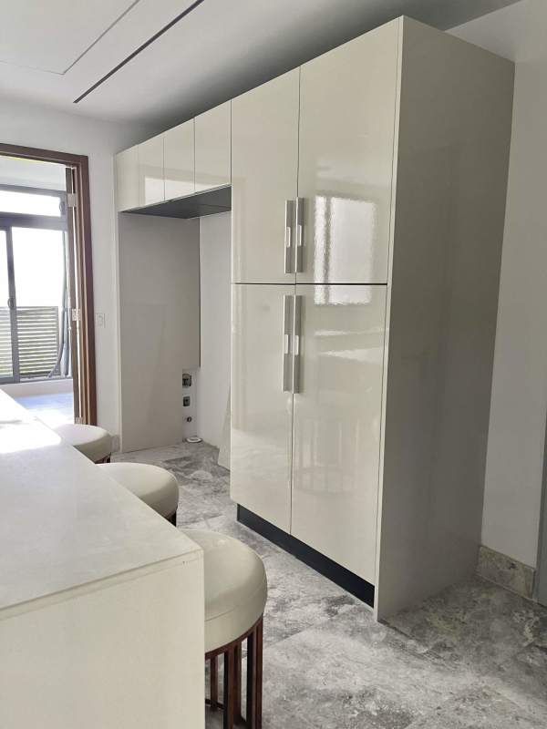 Bright minimalist kitchen with marble island, sleek cabinetry, large windows PH Oceana Residences Santa María Panama