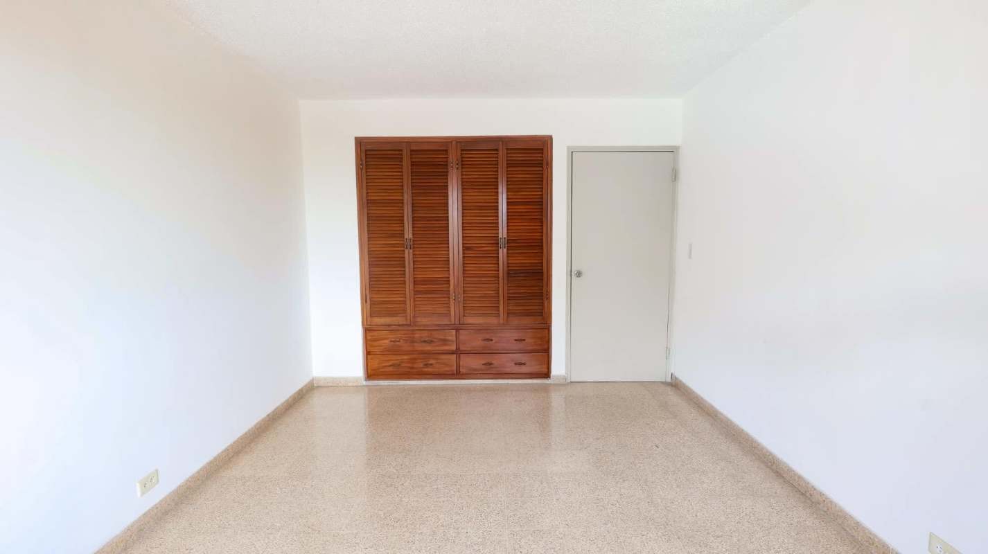 Master bedroom featuring built-in closets PH Las Marianas Punta Paitilla Panama