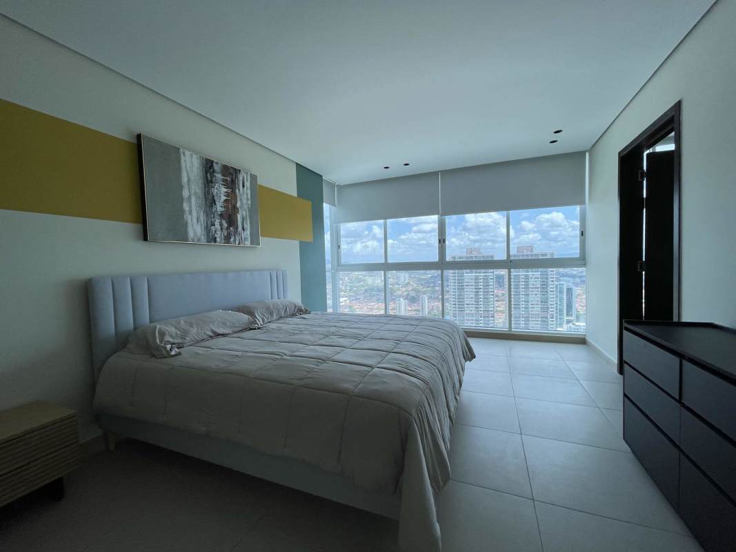 Bright bedroom with panoramic glass windows, AC, and closet in PH Country Club Costa del Este