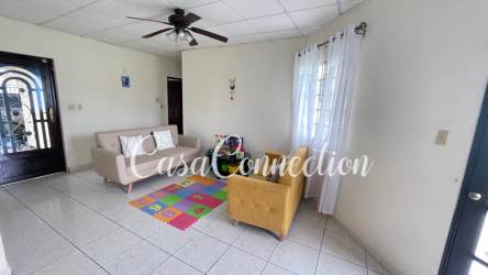 Bedroom with split AC, built-in closet and tiled floor in furnished house La Fontana David Panama