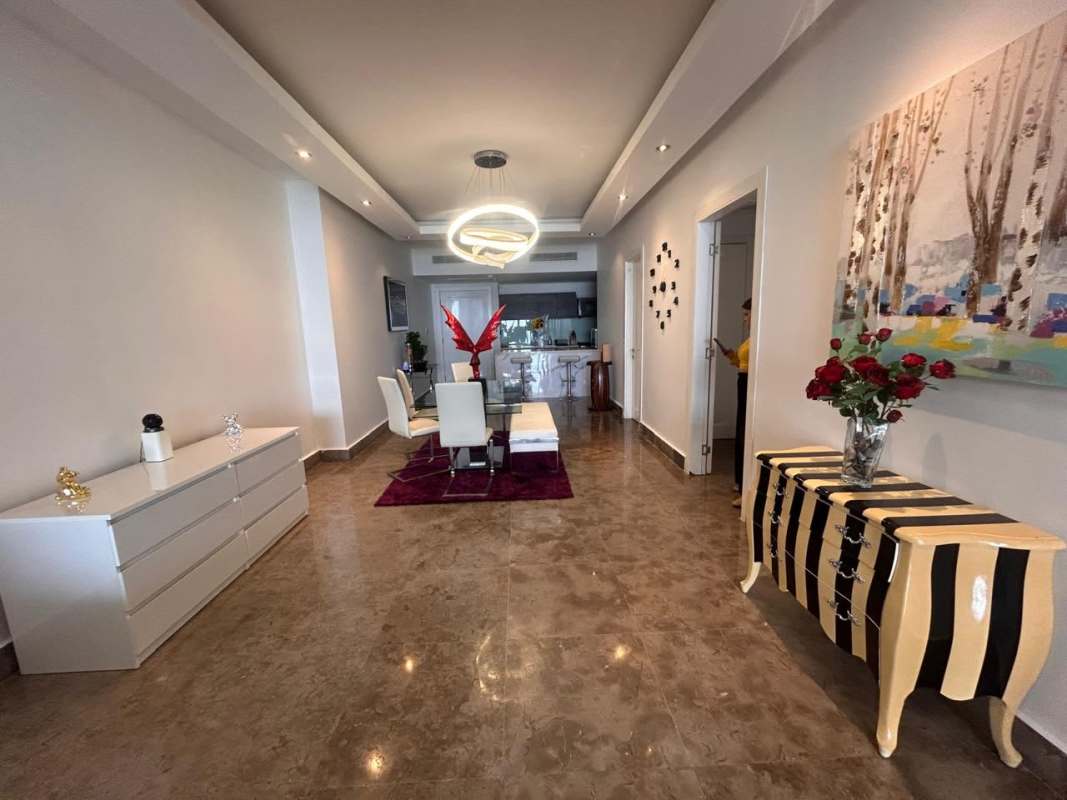 Contemporary kitchen quartz countertops glass backsplash PH Yoo Panama