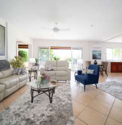 Master bedroom with en-suite bathroom, queen bed, closet in Boquete Highlands furnished condo