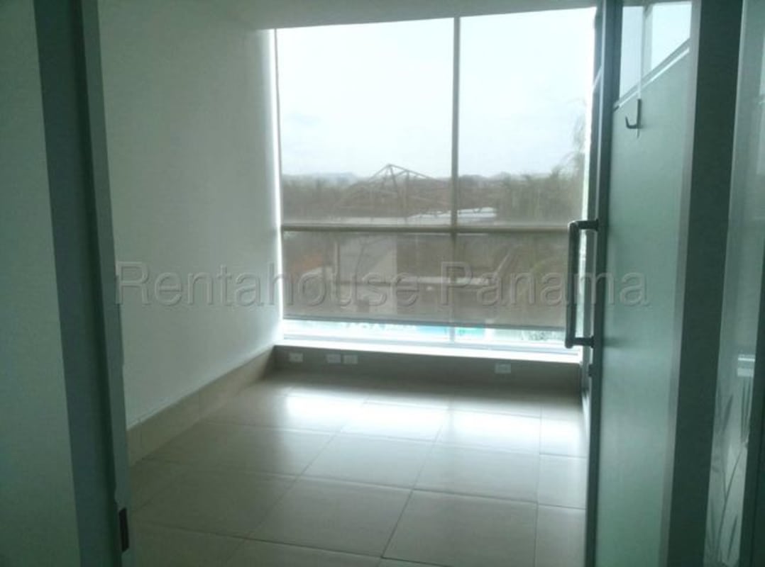 Private workspace with window and blinds PH Top Tower Costa del Este Panama