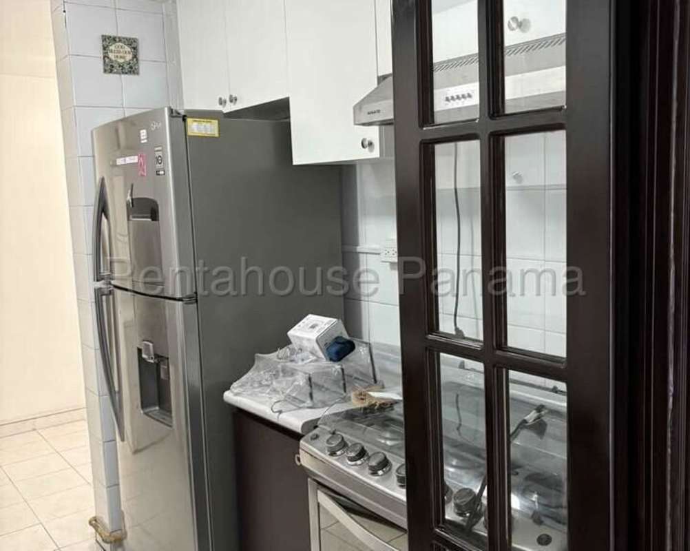 Kitchen with white cabinets, backsplash, stove area PH Plaza Dos Mares Betania Panama