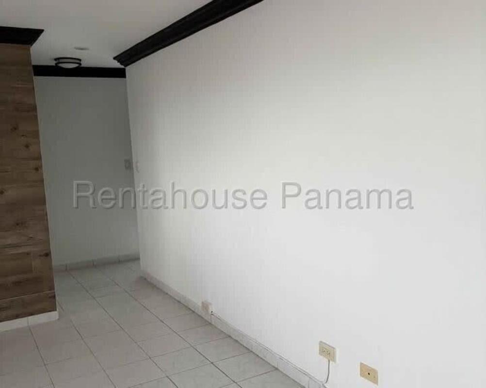 Interior passageway with tile and crown molding PH Plaza Dos Mares Panama