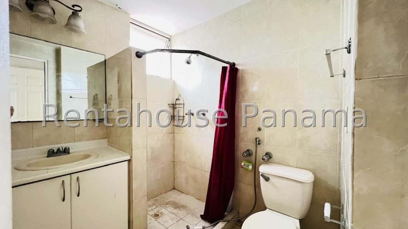 Bedroom with built-in closet, window and ceiling fan in PH Vía Porras Panama