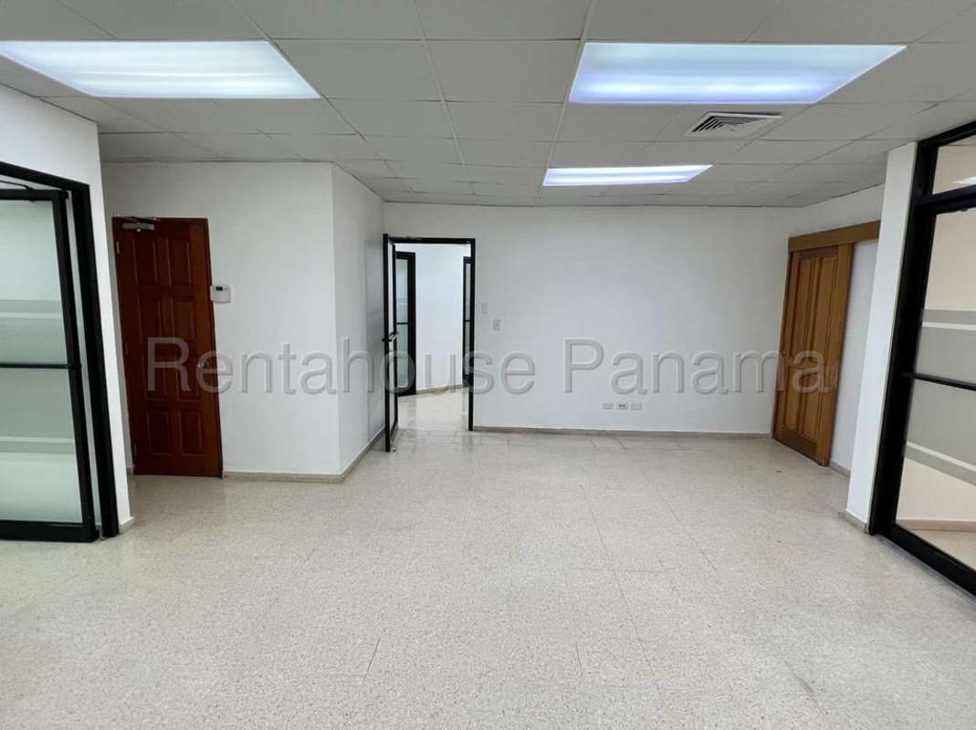 Spacious 484m² Office with Parking in Galerías Balboa on Avenida Balboa