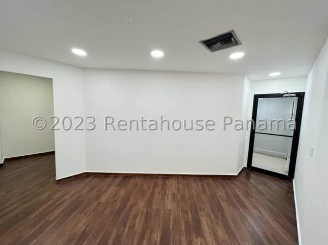 Modern commercial open office area with partitions inside Galerías Balboa Panama