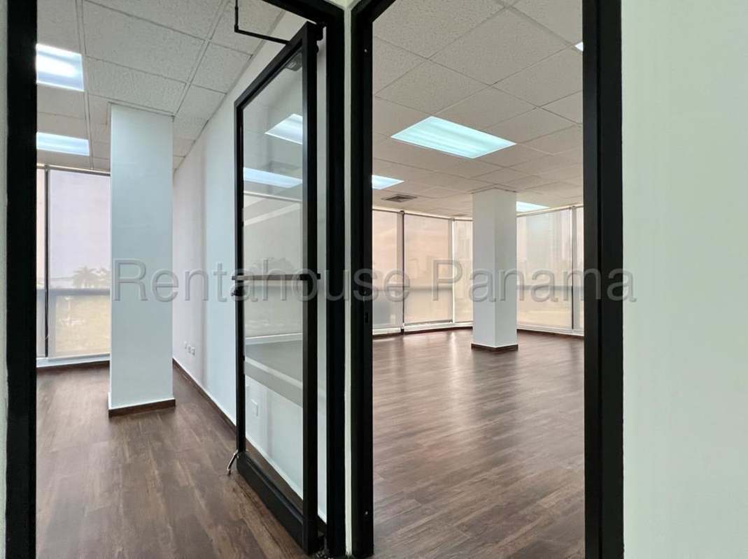 Spacious executive office with wood floors in Galerías Balboa for rent