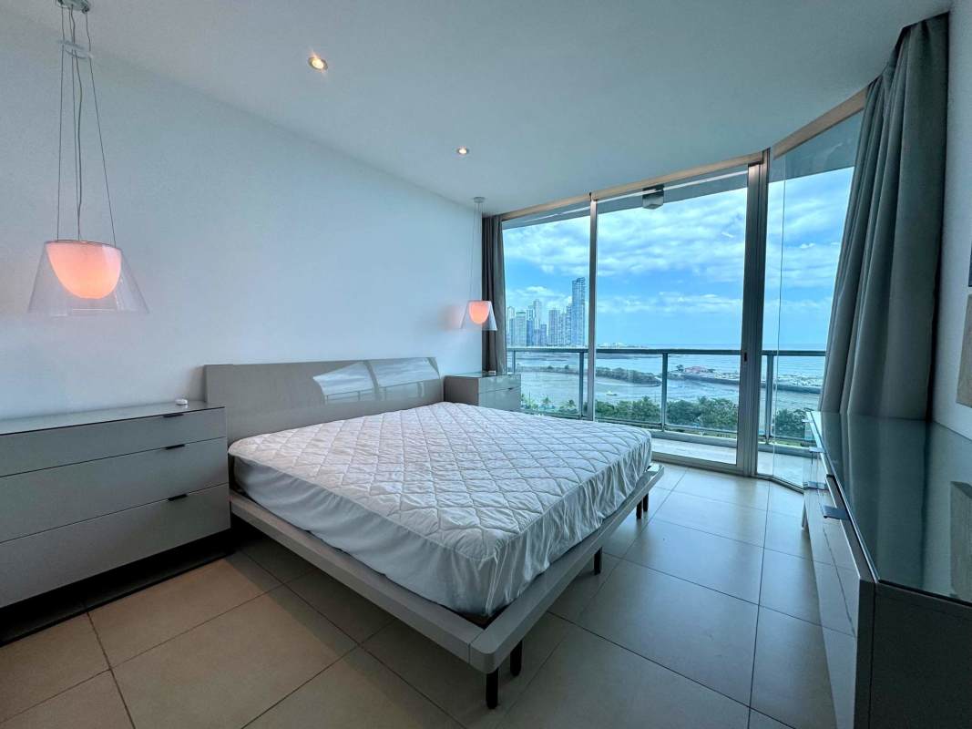 Second bedroom with floor-to-ceiling windows, built-in closet and skyline views in PH Sky Panama City