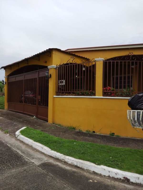 Covered patio with tiled floor and laundry space in Posada del Roble Panama