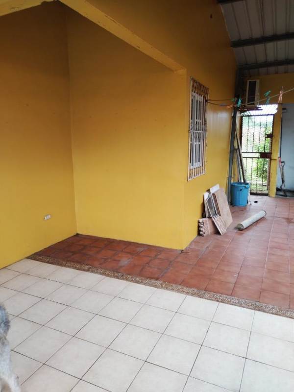 Bathroom with frosted glass shower enclosure tiled walls Posada del Roble Panama