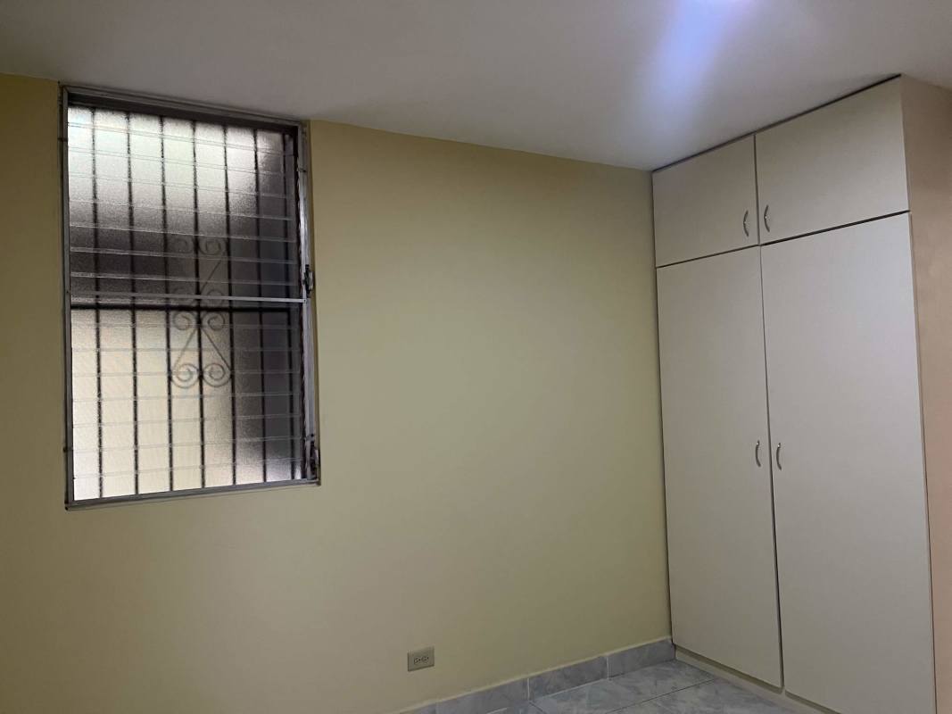 Second bedroom with closet and frosted window in apartment for sale Residencial Betania Panama