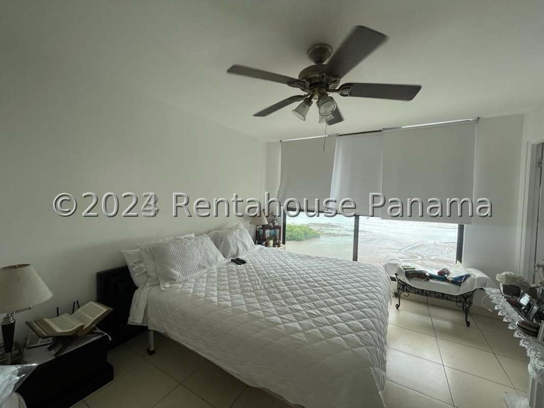 Spacious living dining room with tile floor, ceiling fan and AC unit PH Baleares Panama
