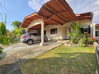 House for Sale in José Domingo Espinar - 3 bedrooms